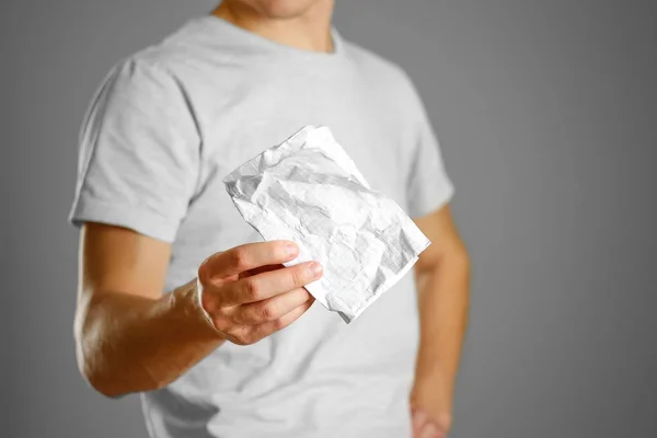 Der Kerl zeigt zerknittertes sauberes Notizbuch im Käfig — Stockfoto