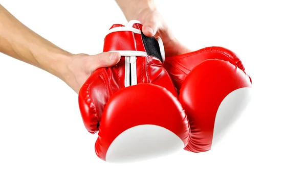 Main tenant des gants de boxe rouges. Deux gants de sport. Isolé sur un — Photo