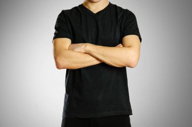 Siyah boş t-shirt giyen. Logo için hazırlanan
