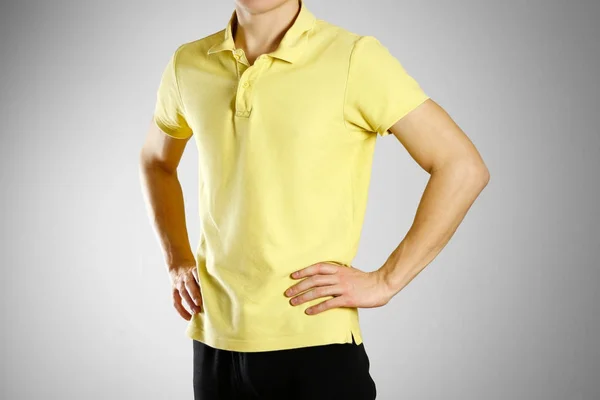O tipo da t-shirt amarela em branco Polo. Preparado para o seu logotipo — Fotografia de Stock