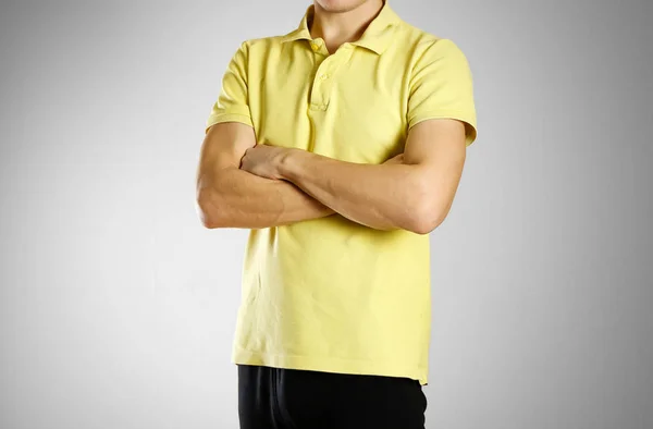 The guy in the yellow blank t-shirt Polo. Prepared for your logo — Stock Photo, Image