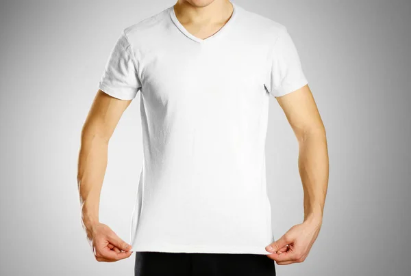 Killen i vit blank t-shirt. Förberedd för din logotyp — Stockfoto