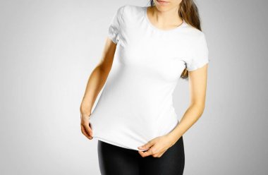 Boş beyaz t-shirt bir genç kız. Logo için hazırlanan