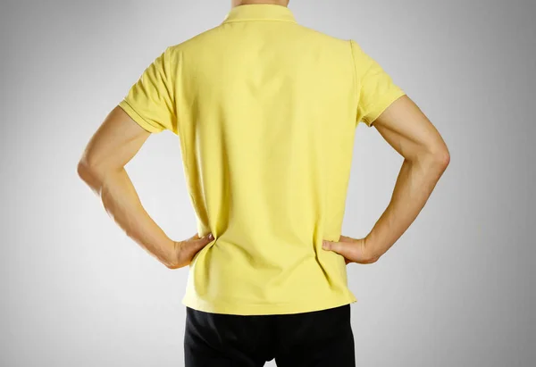 The guy in the yellow blank t-shirt Polo. Prepared for your logo — Stock Photo, Image