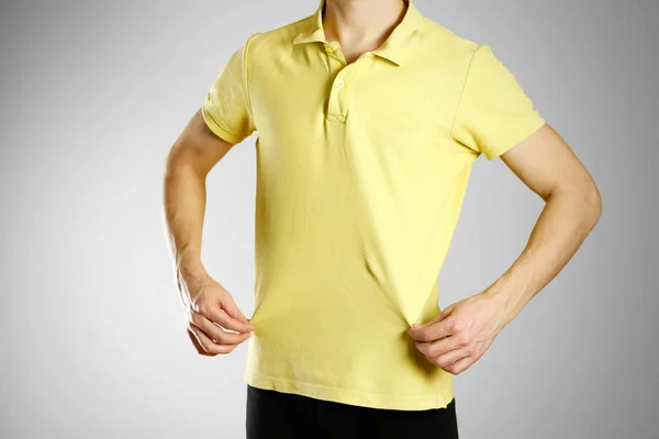 O tipo da t-shirt amarela em branco Polo. Preparado para o seu logotipo — Fotografia de Stock