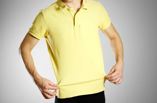 Парень в желтой пустой футболке Поло. Подготовлено для вашего логотипа — стоковое фото