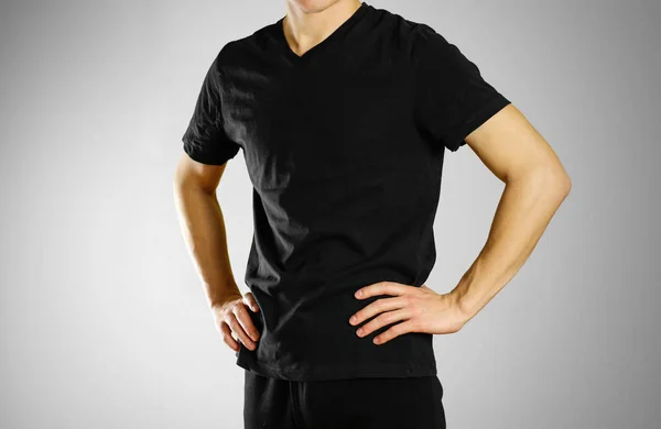 De man in het zwart leeg t-shirt. Voorbereid voor uw logo — Stockfoto