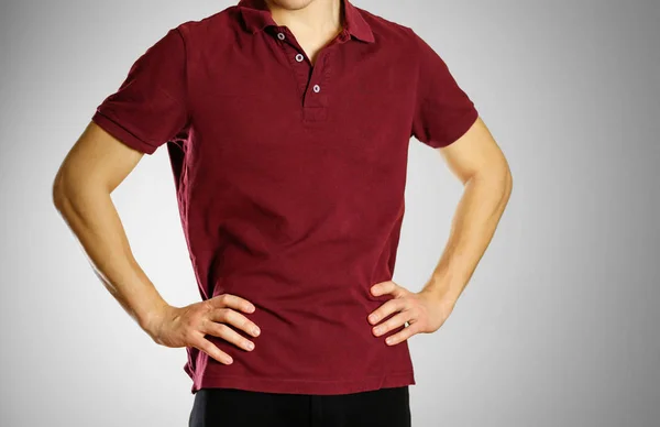 El tipo de la camiseta en blanco rojo oscuro Polo. Preparado para su Lo —  Fotos de Stock