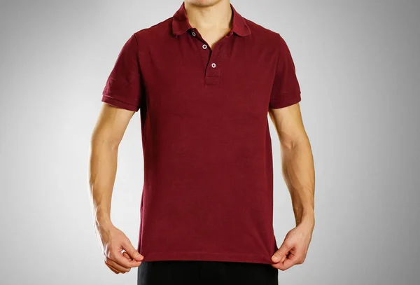 Killen i mörk röd blank t-shirt Polo. Förberedd för din lo — Stockfoto