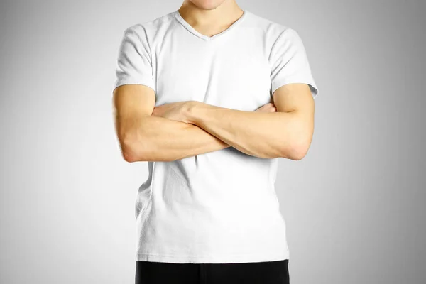 Хлопець у білій порожній футболці. Підготовлений до вашого логотипу — стокове фото
