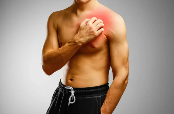 The guy with no shirt scratching his chest. Itching in the chest — Stock Photo, Image