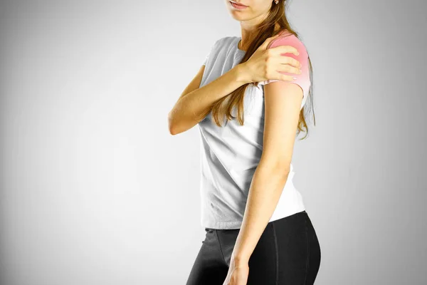 A young girl sore arm. The pain in my arm. The pain is marked in — Stock Photo, Image