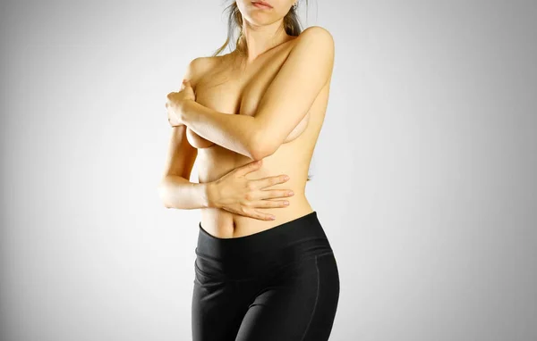 Une jeune fille sans chemise tenant la main d'un estomac malade. Douleur — Photo