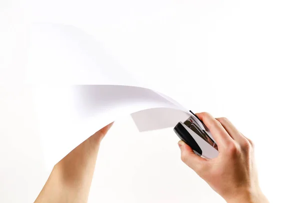 Στερεώστε το χαρτί µε συρραπτικά σε λευκό φόντο. Κινηματογράφηση σε πρώτο πλάνο — Φωτογραφία Αρχείου