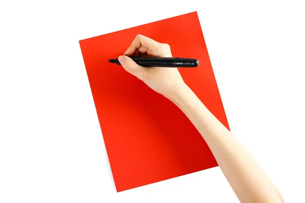 Tangan memegang penanda hitam pada kertas merah pada latar belakang putih. Cl — Stok Foto