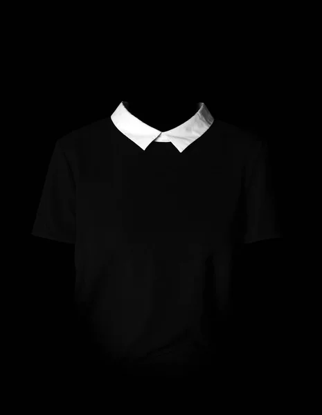 Απλό μαύρο φόρεμα των γυναικών. Μαύρο φόρεμα με λευκό γιακά. Σε th — Φωτογραφία Αρχείου
