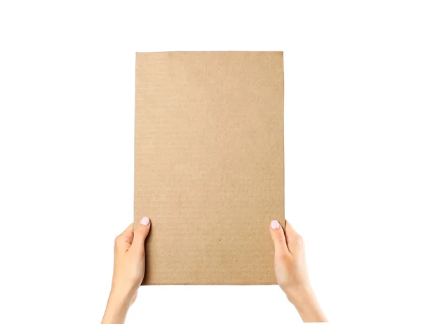 Mãos segurando um pedaço de papelão. Isolado em um backgrou branco — Fotografia de Stock