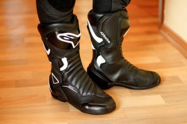 Krasnoyarsk, Rusya - 06 Şubat 2018: Alpinestars Smx 6. Kız bir spor motosiklet Boots.