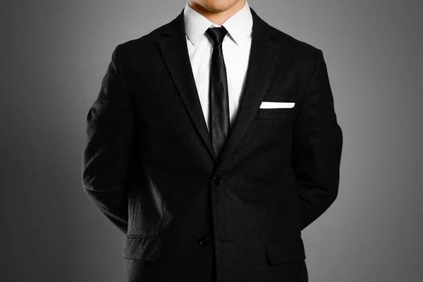 Empresário de fato preto, camisa branca e gravata. Estúdio shootin — Fotografia de Stock