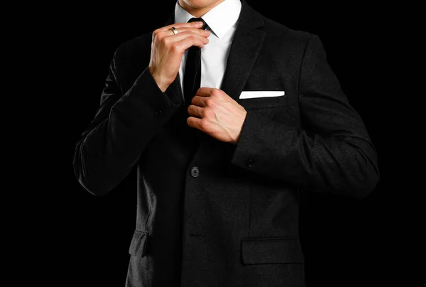 Empresário de fato preto, camisa branca e gravata. Estúdio shootin — Fotografia de Stock