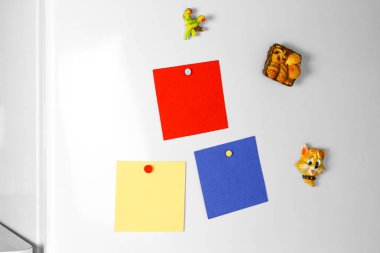 Beyaz buzdolabı temiz boş renkli çıkartmaları. Yakın u