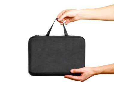 Siyah bir durumda holding eller. Beyaz arka plan üzerinde izole