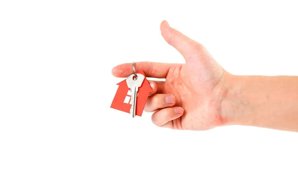 Rukou drží klíčů s klíčenkou červený dům. Nákup — Stock fotografie