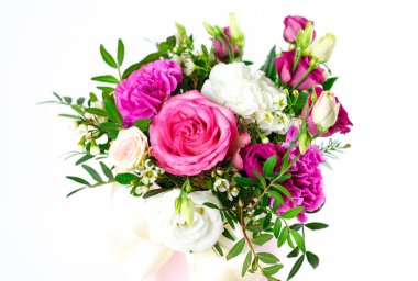 Kompozisyon bir pembe şapka çiçek dolu. Geniş beyaz RI ile bağlı