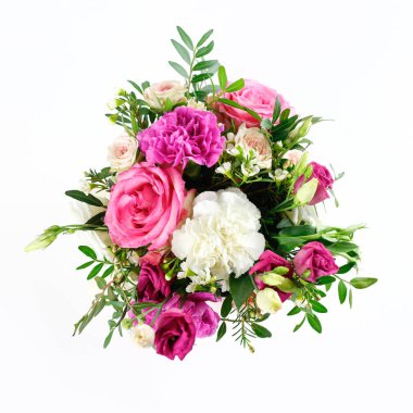 Kompozisyon bir pembe şapka çiçek dolu. Geniş beyaz RI ile bağlı