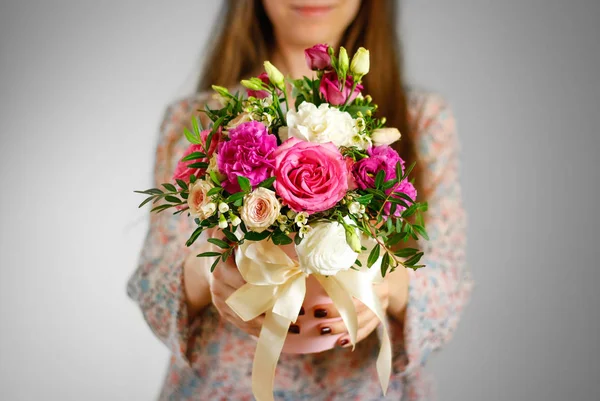 Chica sosteniendo en la mano rico ramo de regalo. Composición de flores i — Foto de Stock