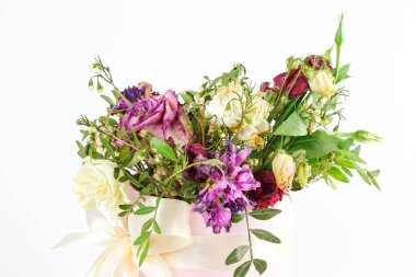 Kompozisyon bir pembe şapka kurutulmuş çiçek dolu. Geniş wh ile bağlı