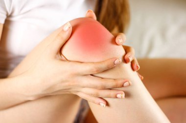 Kızın bir boğaz diz var. Bacağı. Ben ağrı odak noktası olarak işaretlenmiş