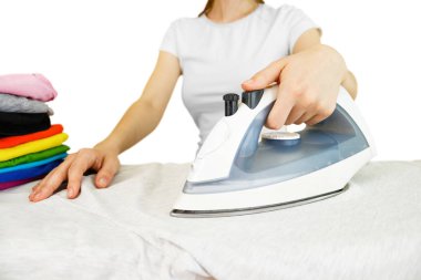 Ütü Masası üzerinde renkli elbise Ütü kadın portre. Ev