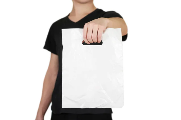 Человек показывает чистый пластиковый пакет, замаскированный по белому. Пустой белый полиэтиленовый макет. Потребительская упаковка готова к оформлению логотипа или презентации идентичности. Ручка для упаковки пищевых продуктов . — стоковое фото