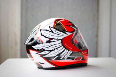 Krasnoyarsk, Rusya - 09 Nisan 2018: Kask Ls2 Ff323 sağ ok Yonny Hernandez yineleme.