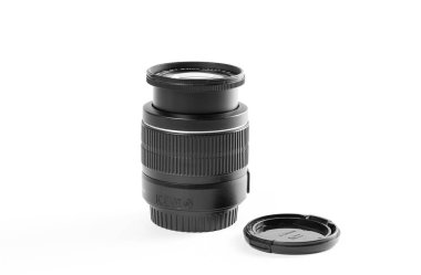 Krasnoyarsk, Rusya - 17 Nisan 2018: Siyah lens dijital fotoğraf makinesi için. Yakın çekim. Beyaz arka plan üzerinde izole.