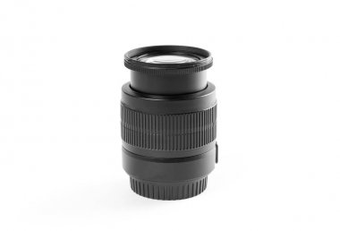 Krasnoyarsk, Rusya - 17 Nisan 2018: Siyah lens dijital fotoğraf makinesi için. Yakın çekim. Beyaz arka plan üzerinde izole.