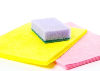 Bulaşık yıkama sünger. Sarı ve pembe paçavra. Yakın çekim. Beyaz arka plan üzerinde izole.
