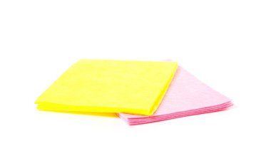 Bulaşık yıkama sünger. Sarı ve pembe paçavra. Yakın çekim. Beyaz arka plan üzerinde izole.