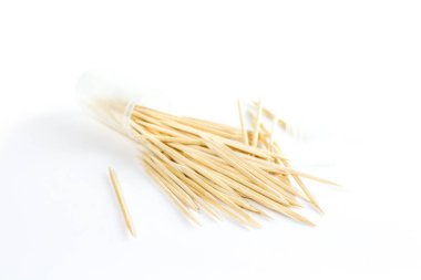 Kürdan dağınık. Yakın çekim. Beyaz arka plan üzerinde izole.