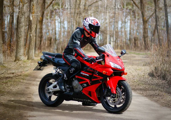 Krasnoyarsk Rusia Abril 2018 Hermoso Motociclista Marcha Completa Casco Honda — Foto de Stock