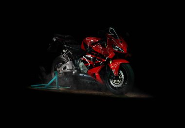 Krasnoyarsk, Rusya - 4 Mayıs 2018: Kırmızı ve sportbike Honda Cbr 600 Rr 2005 Pc37. Isolated duman siyah zemin üzerine siyah. Stüdyo fotoğrafçılığı