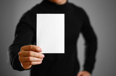 Adam gösteren boş beyaz el ilanı broşür kitapçık. Broşür sunumu. Broşür el ele tutuşsun. Adam Haritayı açık ofset kağıt