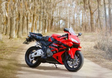 Krasnoyarsk, Rusya - 21 Nisan 2018: Kırmızı ve siyah sportbike Honda Cbr 600 Rr 2005 Pc37.
