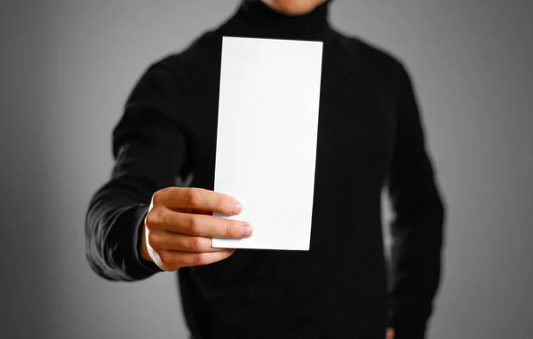 Homem Mostrando Folheto Folheto Branco Branco Apresentação Folheto Panfleto Mãos — Fotografia de Stock