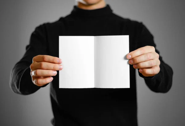Άνθρωπος Δείχνει Κενό Λευκό Φέιγ Βολάν Φυλλάδιο Φυλλαδίου Παρουσίαση Οδηγιών — Φωτογραφία Αρχείου