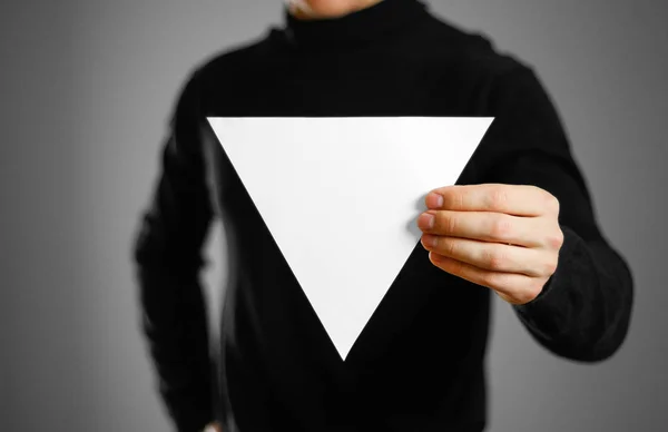 Homem Mostrando Papel Branco Triangular Branco Apresentação Folheto Panfleto Mãos — Fotografia de Stock