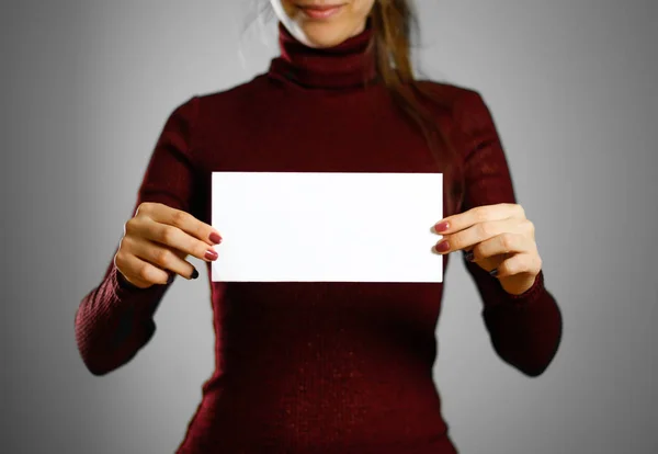 Mulher Mostrando Papel Folheto Branco Branco Apresentação Folheto Panfleto Mãos — Fotografia de Stock