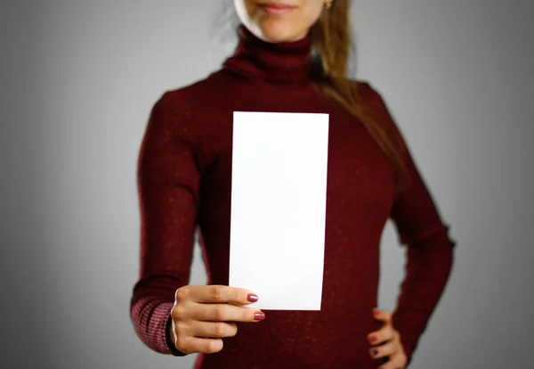 Mulher Mostrando Papel Folheto Branco Branco Apresentação Folheto Panfleto Mãos — Fotografia de Stock