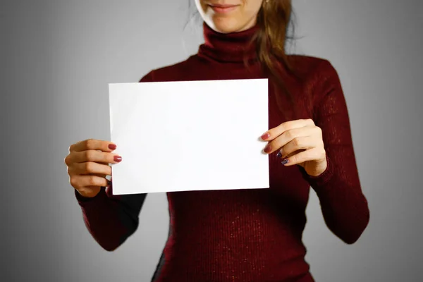 Mulher Mostrando Papel Folheto Branco Branco Apresentação Folheto Panfleto Mãos — Fotografia de Stock